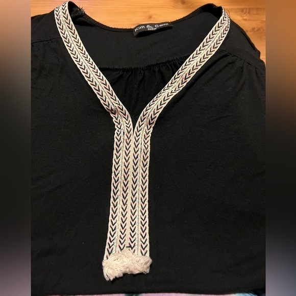 Kim & Cami Black Tee (Sz M) - Picture 3 of 10